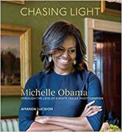 Chasing Light : Michelle Obama Through the Lens of a White House Photographer By:Lucidon, Amanda Eur:19,50 Ден2:1699